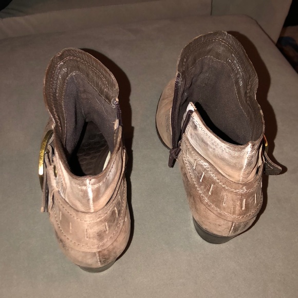 Tan booties with gold buckle - Picture 2 of 4